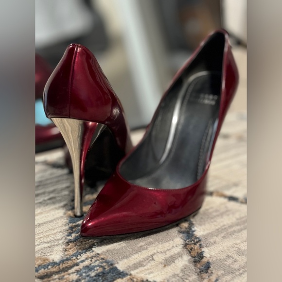 STUART WEITZMAN 
Leather Patent Heels - Picture 5 of 10